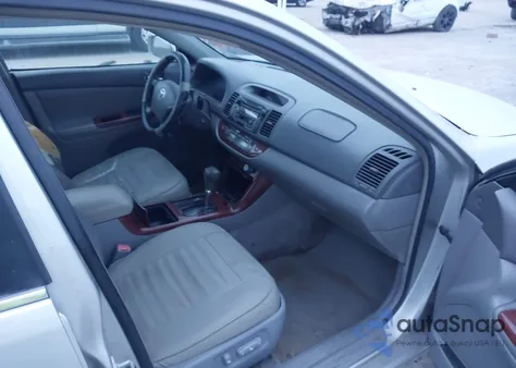 2005 Toyota Camry Xle z USA, uszkodzony, nr VIN 4T1BE32K65U012952